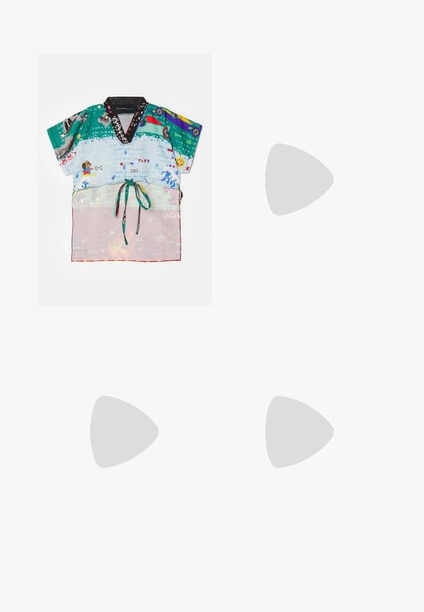 Lyhythihainen, monivärinen kimono-tyylinen toppi, jossa on pikselitaideteoksia, musta kuvioitu kaulus ja kiristettävä vyötärö. Kevyt kangas.; Teal leveled-leg housut, jotka on valmistettu teksturoidusta neuloksesta ja joissa on joustava vyötärö ja nyöri säätöä varten.; Kultaiset vegaaniset nahkasandaalit, joissa on kaksi säädettävää hihnaa, korkkipohja ja tummasta kumista valmistettu pohja. Sujuva pinta metallisella viimeistelyllä.; Suorat aurinkolasit, joissa on kilpikonnakuosiset muovikehykset, tummat linssit ja hopeiset yksityiskohdat sivuilla. Valmistettu Italiassa.; Ruskea nahkainen olkalaukku, jossa on logokuvio, kultaketjuolkaint, vetoketjukiinnitys ja kultaiset metalliosat. Kompakti ja suorakulmainen muoto.
