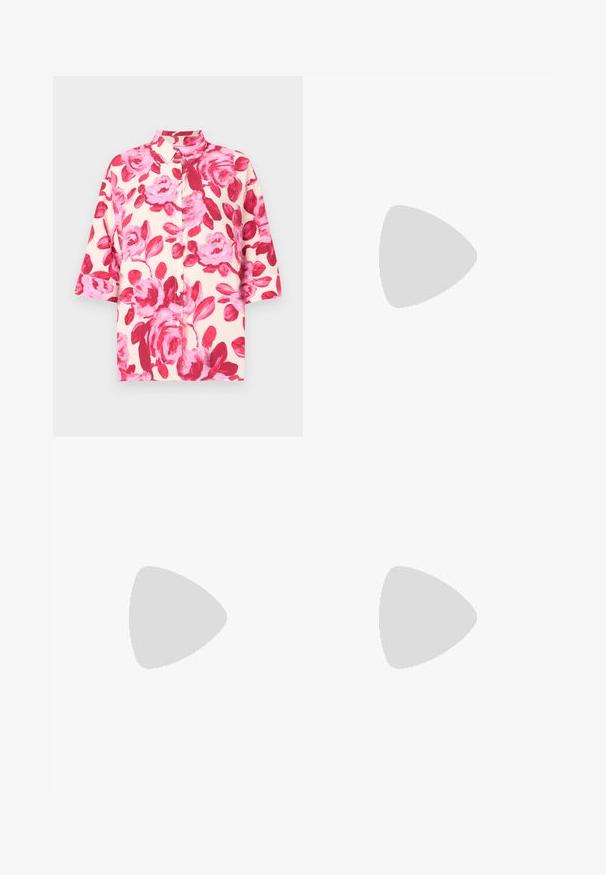 Kurzarm-Hemd mit Knopfverschluss in Creme mit großem pinkfarbenem Blumenmuster; verfügt über einen klassischen Kragen und einen lockeren Schnitt. Der Stoff hat eine glatte Textur.; Weite Hose aus einem weichen, gedämpften grauen Stoff, mit einem taillierten Bund und Falten für zusätzliche Design-Details. Glatte Textur, keine Muster.; Weiße High-Heel-Sandale mit einem klobigen Absatz, die über ein Riemchendesign und ein Knöchelband verfügt. Glatte Textur mit einer Plattform vorne für zusätzliche Höhe.; Braune Leder-Crossbody-Tasche mit geschwungener Form, goldfarbenen Beschlägen und einer Schnallenakzentuierung. Verfügt über einen abnehmbaren Schultergurt.