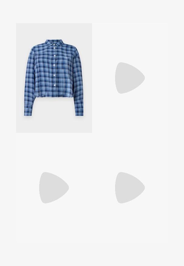 Camisa cropped de manga longa em padrão xadrez azul e preto, com colarinho pontudo e botões brancos na frente, sobre um fundo branco.; Jeans de ganga azul-escuro de perna reta com cinco bolsos, costuras laranja e fecho de botão.; Bota ankle em camurça bege com bico fino, acabamento texturizado no colarinho e salto bloco. Apresenta uma aba para facilitar o calce.; Óculos de sol de tartaruga com lentes ovais alongadas, tom castanho, acentos de logotipo dourado nas hastes e hastes pretas elegantes.