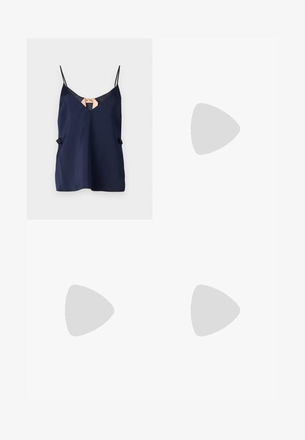 Navyblaue Satin-Camisole mit V-Ausschnitt, dünnen Trägern und einem dezenten seitlichen Akzent. Glatte Textur und leichtes Design.; Beige maßgeschneiderte Hose mit geradem Schnitt, aus leichtem Stoff gefertigt. Sie verfügt über Vorderfalten und einen klassischen Bund.; Schwarze Leder-Ballettschuhe mit abgerundeter Spitze, glatter Textur, minimalen Nähdetails und einem flexiblen Sohlen-Design.; Braune Stoffschultertasche mit einem breiten, runden Körper und einem großen Ausschnittgriff. Sanfte Textur, minimalistisches Design und keine sichtbaren Beschläge.