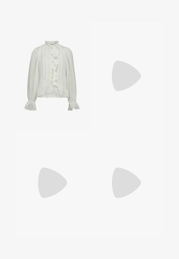 Bela bluza z dolgimi rokavi z nabranim sprednjim delom, visokim ovratnikom, zapiranjem na gumbe in razširjenimi rokavi. Narejena iz teksturirane tkanine z navpičnimi črtami.; Široke denim hlače v svetlo do srednje modri barvi, z zbledelim pranjem, klasičnimi žepi in zapiranjem na gumb. Trdna bombažna tkanina.; Črne lakirane slingback čevlje s koničastim prstom, minimalističnim dizajnom, majhnim okroglim detajlom na vampu in ozkim petam.; Črna kviltana usnjena torbica z zlatim verižnim ročajem in zapiranjem z obročkom, ki ima okroglo okrasje. Kompaktna pravokotna oblika.