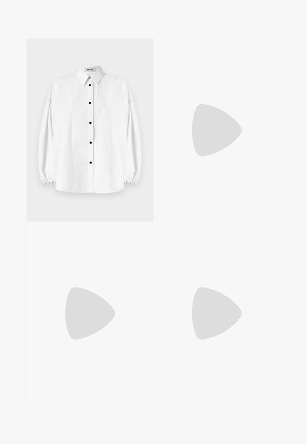 Weißes Hemd mit langen, gepufften Ärmeln. Mit schwarzen Knöpfen, einem klassischen Kragen und dezenten vertikalen Nähten. Glatte Stoffoberfläche.; Weiße Leinen-Shorts mit flachem Bund, gefälteltem Vorderdesign und einem metallischen Logo-Detail in der Mitte vorne.; Schwarze Leder-Ballettschuhe mit abgerundeter Spitze, glatter Textur, minimalen Nähdetails und einem flexiblen Sohlen-Design.; Strohtasche mit schwarzem Lederbesatz und -griffen. Mit einem Detail aus schwarzem Leder in Flügelform auf der Vorderseite. Offenes Top-Design, runde Form.