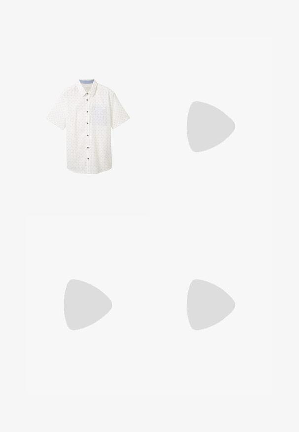 Camicia a maniche corte con bottoni in cotone bianco con un motivo geometrico multicolore. Presenta una tasca frontale e un colletto.; Pantaloni a gamba larga blu chiaro realizzati in un materiale morbido, con pieghe frontali e una vita elasticizzata per il comfort.; Mocassini in pelle marrone con tacco piatto, dotati di un accento metallico decorativo sul davanti, design elegante e texture liscia.; Orologio in metallo color oro con quadrante nero, indicatori luminosi e tre sotto-quadranti. Presenta un cinturino testurizzato e il logo “HILFIGER” al centro.