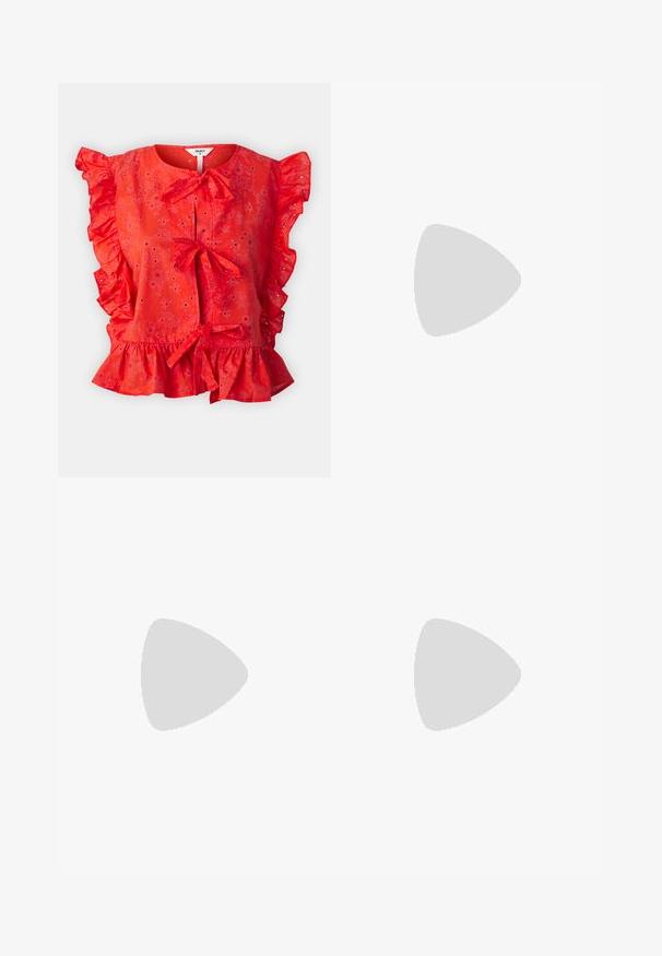 Object OBJCILIE - Bluza - flame scarlet; Bela visokotrgana kavbojka z širokimi hlačnicami, izdelana iz denima; ima pet žepov, bakrene zakovice in zadrgo.; Krema in sivkasti teniski z tremi črtami in teksturiranim rjavim podplatom, z vezalkami in oblazinjenim petnim delom. Mehka tkanina zgornjega dela.; Bežna usnjena torbica edinstvene oblike, z dvema kratkima ročajema in dolgim nastavljivim trakom. Gladka tekstura z minimalno kovinsko opremo.