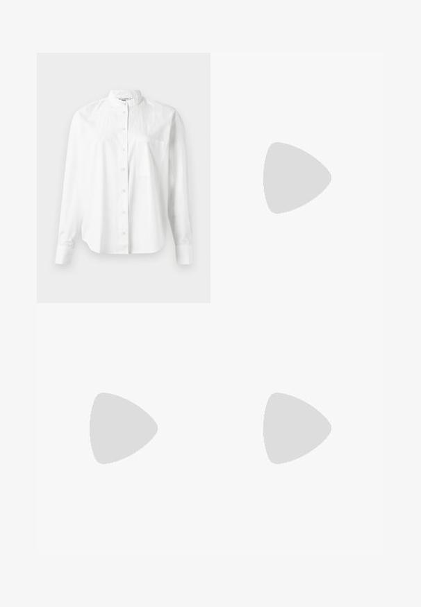 Camicia bianca a maniche lunghe con colletto a banda, dotata di chiusura con bottoni e taschino sul petto. Realizzata in un tessuto leggero, dalla texture liscia.; Pantaloni larghi marroni realizzati in tessuto leggero. Caratterizzati da un davanti piatto, passanti per la cintura e una silhouette sartoriale con taglio alla caviglia.; Mocassino in pelle verniciata marrone con punta quadrata, accentato da catena metallica e tacco basso; texture liscia, design minimalista.; Borsa a mano in pelle bianca con un design strutturato, presente di un clasp magnetico e una tracolla, esposta su uno sfondo neutro.