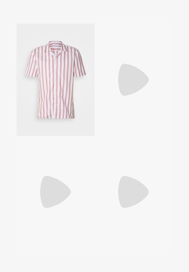 Camicia a maniche corte con righe verticali rosa e bianche, realizzata in tessuto leggero, con colletto e chiusura frontale con bottoni.; Tre magliette a girocollo in bianco, grigio chiaro e nero. Realizzate in cotone morbido, con maniche corte e una vestibilità comoda.; Pantaloni in denim grigio chiaro con design a gamba dritta, stile a cinque tasche e chiusura con bottone. Cuciture visibili lungo le cuciture.; Sneaker bianchi con tomaia in sintetico liscio, punta tonda, sei occhielli per i lacci e suola in gomma a profilo basso con dettagli testurizzati.