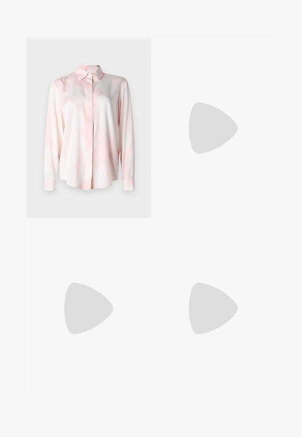 Marimekko MAIJA UNIKKO - Užsagstoma palaidinė - light pink/white; Juodi pritaikyti kelnių modeliai su tiesiomis kojomis, pasižyminčios lygiomis tekstūromis ir ryškiomis klostėmis priekyje. Nėra matomų detalių.; Juodas patentuotas odinis slingback batelis su smailiu nosimi, mažu kulniuku ir išpjovimais ant priekinės dalies. Auksinės spalvos detalės ant šono.; Juoda odinė rankinė su struktūrizuotu dizainu, turi trumpą formą, viršutinę rankeną ir auksinius akcentus. Pridėtas reguliuojamas peties diržas.