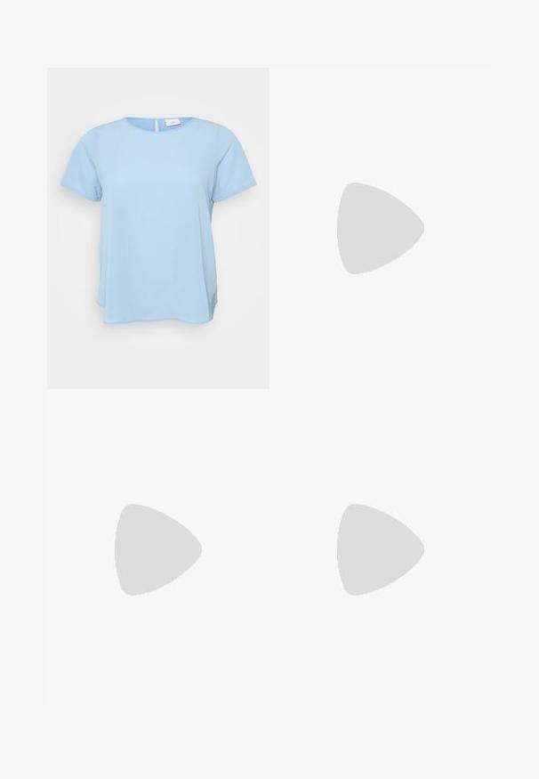 ONLY Carmakoma CARVICA LIFE NOOS - Bluse - light blue; Sort, knelangs skjørt laget av lett stoff med en flytende design. Har en jevn tekstur og subtile folder for ekstra detalj.; Lyseblå sueadesko med hvite lærstriper, en brun teksturert såle og gulllogo. Lågt design med rund tå.; Svart faux lærveske med quiltet tekstur, buet form, sølvkjede stropp og en liten logoaksent foran.; Gullfarget rektangulær klokke med hvit urskive, sølvfargede timeindikatorer og et slitesterkt metallarmbånd. Vanntett funksjon inkludert.