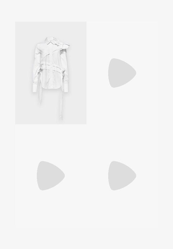 Biała koszula z unikalnym asymetrycznym wzorem, dużą kokardą na jednym ramieniu, zawiązanymi akcentami po bokach i klasycznym kołnierzykiem.; Czarne skórzane szorty o gładkiej fakturze, wyposażone w zamek błyskawiczny z przodu, zapięcie na guzik oraz klasyczny pięciokieszeniowy krój.; Czarne botki za kostkę wykonane z błyszczącej skóry, z wydłużonym noskiem i masywnym, kwadratowym obcasem. Posiadają gładką fakturę i minimalistyczny design.; Czarna skórzana torba na ramię z dwoma przednimi kieszeniami, złotymi klamrami, zamkiem błyskawicznym i cienkim paskiem. Teksturowana powierzchnia i kompaktowy prostokątny kształt.