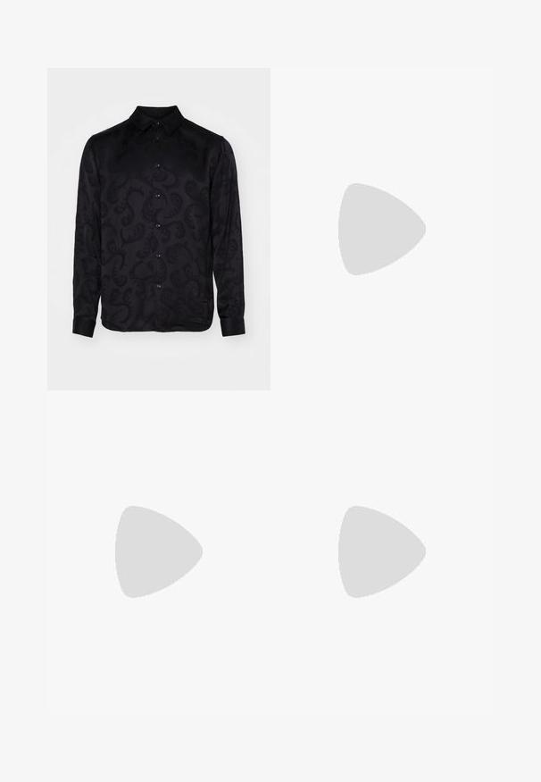 Schwarzes langärmeliges Hemd mit einem dezenten strukturierten Paisleymuster, ausgestattet mit einem spitzen Kragen und einer Knopfverschlussleiste. Glattes Gewebe.; Braune, hochtaillierte Hose aus strukturiertem Stoff. Mit weitem Bein und zwei vorderen Bügelfalten für zusätzliche Form. Saubere Verarbeitung ohne sichtbare Hardware.; Schwarze Lederloafers mit glatter Textur, rundem Zehenbereich und einem dekorativen Riemen über dem Vorderfuß. Niedriger, gestapelter Absatz, minimalistisches Design.; Schwarze Stofftote mit schwarzen Ledergriffen. Einfaches Design, geräumiger Körper und glatte Textur. Keine sichtbaren Logos oder Muster.