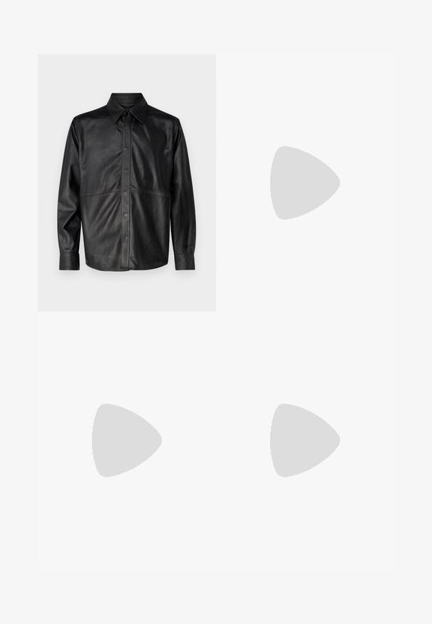 Zwarte leren overhemdjack met een puntige kraag, sluiting met knopen aan de voorkant, lange mouwen en zichtbare stiksels. Gladde textuur.; Zwarte longsleeve shirt met een ronde hals. Gemaakt van zachte stof, heeft een eenvoudig ontwerp en een standaard pasvorm zonder zichtbare patronen of accenten.; Zwarte op maat gemaakte broeken met een gladde textuur, voorzien van voorplooien, rechte pijpen en zijzakken. Eenvoudig ontwerp en effen kleur.; Witte sneaker met suède accenten, ronde neus, platte veters en een crème rubberen zool. Bevat groene branding op de hiel.