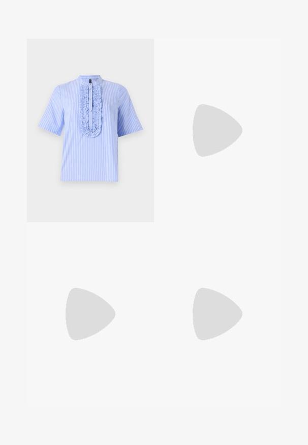 Camisa de manga curta azul clara com riscas brancas verticais, com um placket franzido e colarinho mandarim. Textura do tecido suave.; Calças largas numa cor bege clara, feitas de um tecido suave. Apresentam uma cintura clássica e parte da frente lisa com linhas limpas.; Sandálias de pele castanha com múltiplas tiras cruzadas, realçadas por tachas douradas, sola plana e design minimalista.; Bolsa tote de couro castanho com uma textura suave, design de abertura superior e duas alças para o ombro. Apresenta costura mínima e sem hardware visível.