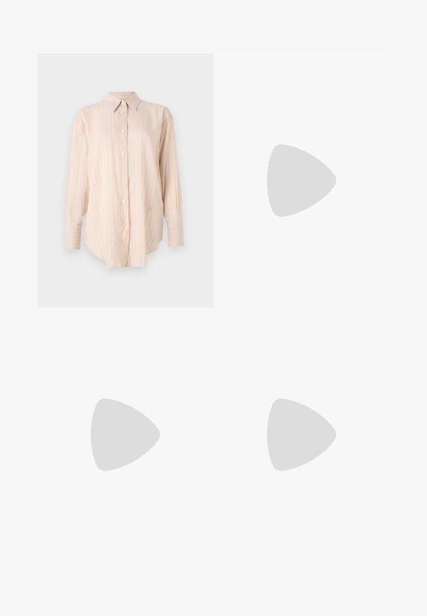 Camicia button-up beige chiaro con maniche lunghe, caratterizzata da sottili righe verticali e un colletto classico. Realizzata in un tessuto morbido e liscio.; Cardigan nero a maglia con una forma aderente, chiusura doppiopetto con bottoni dorati e due tasche frontali con dettagli in pelle.; Sandali neri con tacco alto presentano sottili cinturini con design annodato, una punta quadrata liscia e un elegante tacco a spillo.; Borsa a mano metallica grigia chiara con tracolla a catena, impreziosita da piccoli chiodi metallici circolari e da un logo triangolare del marchio.; Orecchini a cerchio in argento con una finitura liscia e lucente. Forma arrotondata, design leggero, con chiusura a perno.