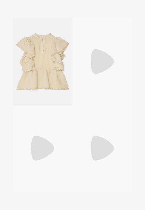 Heledbeige topp, mille on volangiga lühikesed varrukad, ümar kaelus ja ees luku sulgemine. Servades on dekoreerivad pom-pom äärted.; Must beelne mini seelik sileda, elastse vööga ja läbipaistva pealmise kihiga, millel on peened vertikaalsed pleidid kogu kangas.; Musthave mustika tantsutossud mustast nahast, ümmarguse varbaga, siledast tekstuurist, minimaalse õmblusdetailiga ja paindliku tallakujundusega.; Musta nahk käekott, millel on frantsiisid, kuldne ahelsanga ja lõigatud käepide. Esiosas on logot.