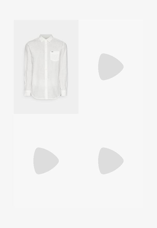 Camicia bianca in lino con bottoni, maniche lunghe, colletto appuntito, taschino sul petto e un discreto dettaglio del logo sulla tasca.; Canotta bianca in cotone con scollatura rotonda, spalline larghe e orlo dritto, caratterizzata da una superficie liscia e senza motivi visibili.; Pantaloni shorts in denim blu scuro con una vestibilità ampia, dotati di due tasche posteriori, cuciture a contrasto e un design a gamba dritta.; Scarpe in suede nere con una punta arrotondata, chiusura con lacci e suola in gomma nera texturizzata. Parte superiore liscia con dettagli di cucitura discreti.