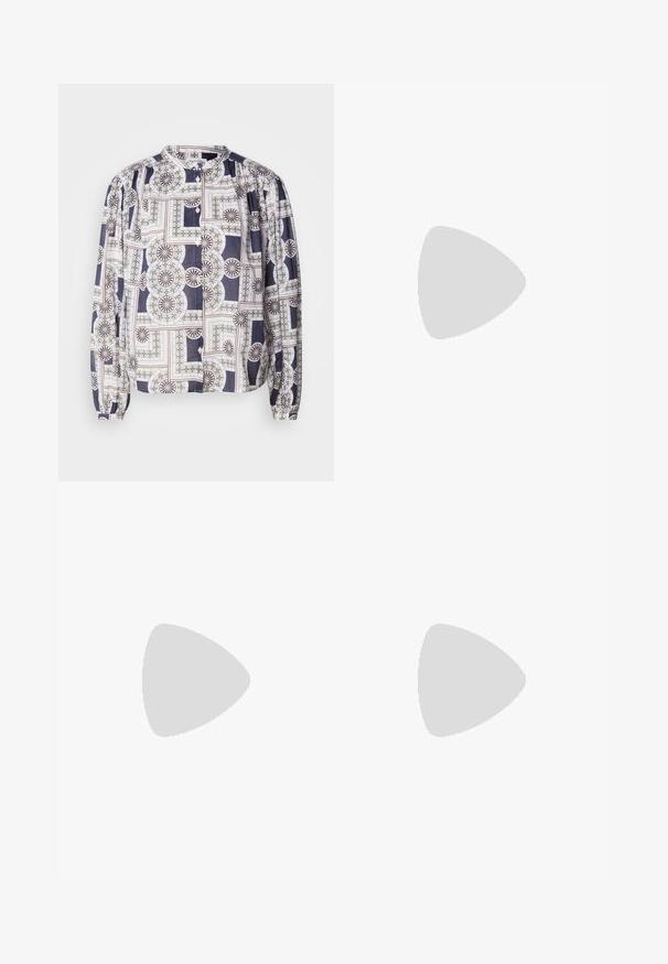 Blusa a fantasia con scollo rotondo, maniche lunghe a palloncino, chiusura con bottoni, caratterizzata da motivi geometrici nei colori blu navy, bianco e verde.; Jeans in denim blu chiaro a gamba larga. Presentano una vita alta, chiusura con bottone e cuciture in vista. Non sono visibili tasche sul davanti.; Décolletés Mary Jane bianchi in pelle con punta affilata, fibbia laterale e tacco basso nero. Texture liscia e design minimalista.; Borsa a tracolla in pelle nera con due manici lunghi, una texture liscia e una forma strutturata. Presenta una tasca frontale per ulteriore spazio di archiviazione.