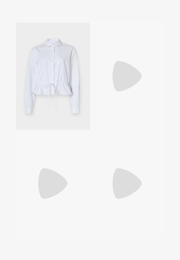 Weiße Baumwollbluse mit langen Ärmeln, tailliertem Schnitt und verstellbarem Kordelzug. Mit klassischem Kragen und durchgehender Knopfleiste.; Schwarze, weit geschnittene Hose mit hoher Taille, versehen mit Frontfalten, einer glatten Textur und einem maßgeschneiderten Finish. Entworfen für eine lockere Passform.; Schwarze Leder-high-heeled Sandale mit Knöchelriemen. Verfügt über eine glatte Textur, offene Zehen und einen dünnen Absatz. Goldfarbener Schnallenakzent.; Braune Leder-Schultertasche mit geschwungener Form, glatter Textur und einem einzelnen dünnen Trageriemen. Verfügt über eine dezente Naht und ein kleines Logodetail.