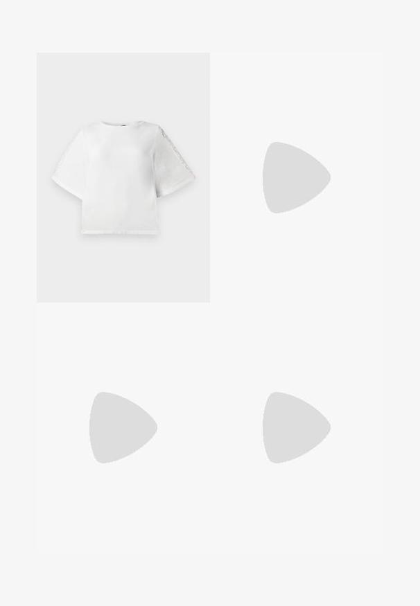 Weißes kurzärmeliges Top mit Rundhalsausschnitt und Spitze an den Ärmeln. Hergestellt aus glattem Stoff und mit leicht verkürztem Schnitt.; Denim-Midi-Rock in dunklem Indigo, mit einem vorderen Schlitz und leichtem Verblassen. Klassisches Fünf-Taschen-Design mit metallischem Knopfverschluss.; Schwarze Leder-Ankle Boots mit runder Zehenform, Blockabsatz, seitlichem Reißverschluss und gestickten Akzenten auf dem Blatt. Glatte Textur, klassisches Design.; Rote Leder-Clutch mit strukturiertem Finish, ausgestattet mit einem flachen Klappdeckel und einem kurzen Tragegriff. Diskretes Markenlogo auf der Vorderseite.