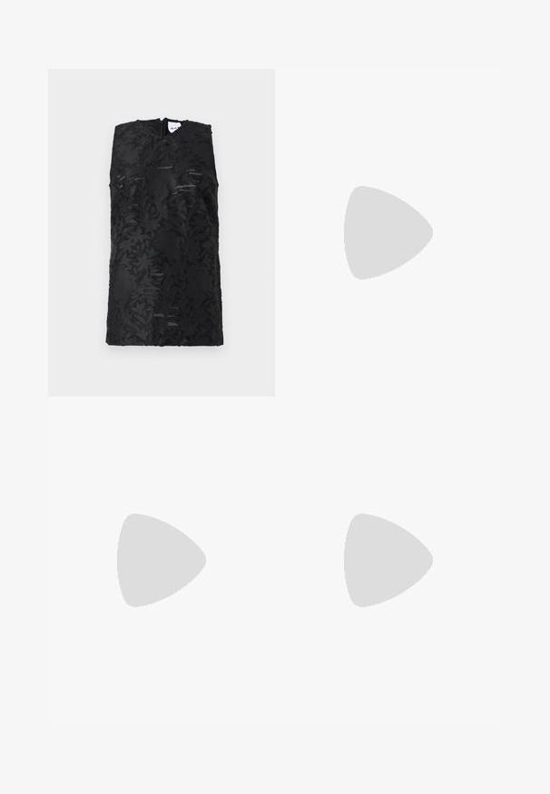 Ärmlös svart klänning med blommönstrad tyg, utskärningar, texturerad yta och dragkedja bak.; Beiga vida byxor i bomullsmix. Har en slät yta, elastisk midja och en sidoknappdetalj.; Svart läder slingback-hälar med spetsig tå, med en smal klack och en guldtonad detalj på den justerbara remmen. Slät textur.; Svart läderhandväska med en strukturerad design, som har en avskuren form, ett handtag upptill och guldiga detaljer. Justerbar axelrem ingår.