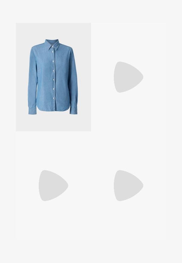 Lichtblauwe denim shirt met lange mouwen, een klassieke kraag, knoopsluiting aan de voorkant en witte knopen. Glad textuur, getailleerde pasvorm.; Donkerblauwe wide-leg jeans van denim, met een hoge taille, knoopsluiting en een klassiek vijf-pocket ontwerp met contrasterende stiksels.; Zwarte leren slingback schoen met een puntige neus, decoratieve banden met metalen oogjes en een lage blokhak. Textuur oppervlak.; Zwarte leren schoudertas met twee vo pockets, gouden gespen, ritsluiting en een smalle band. Tekstuur oppervlak en compacte rechthoekige vorm.