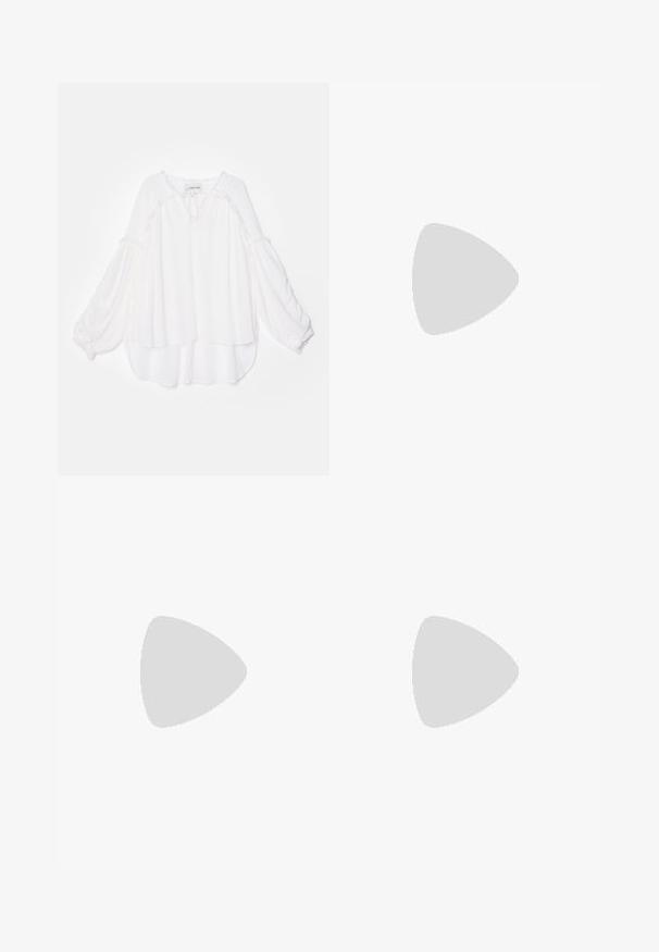 Weiße Bluse mit einem lockeren, geschichteten Design. Hat lange, luftige Ärmel und eine strukturierte Bordüre entlang des Halsausschnitts und Saums. Weicher Stoff.; Weite Jeans in dunkelgrauem Denim. Verfügt über eine hohe Taille, ein Fünf-Taschen-Design und einen Frontknopfverschluss. Glatte Textur mit subtilen Auswaschungen.; Schwarze Ledersandale mit quadratischer Zehenpartie, dünnen Riemen, verstellbarem Knöchelriemen und einem niedrigen Absatz. Mit einem kleinen goldenen Akzent am Riemen.; Schwarze Leder-Tote mit strukturiertem Finish, ausgestattet mit zwei vertikalen Linien, doppelten Schulterriemen und einem minimalistischen Design.