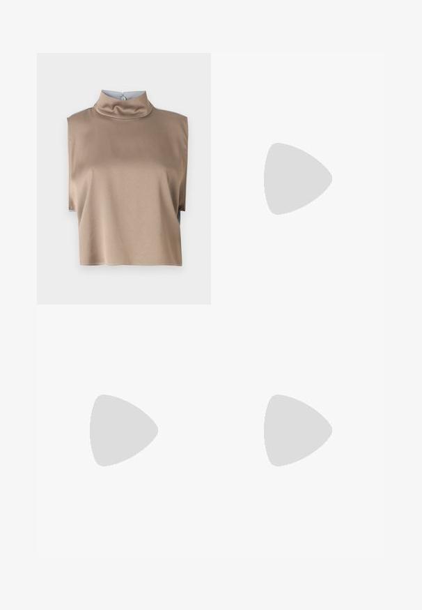 Top accorciato in morbido tessuto taupe con colletto alto e maniche corte, dotato di chiusura posteriore con bottone e orlo pulito.; Pantaloni neri su misura con un design a gamba dritta, caratterizzati da una texture liscia e pieghe ben definite sul davanti. Senza hardware visibile.; Tacchi slingback in pelle nera con punta affusolata, caratterizzati da un tacco alto e un accento dorato sulla cinghia regolabile. Texture liscia.; Borsa a mano in pelle nera con un design strutturato, caratterizzata da una forma corta, manico superiore e accessori in metallo dorato. Inclusa tracolla regolabile.