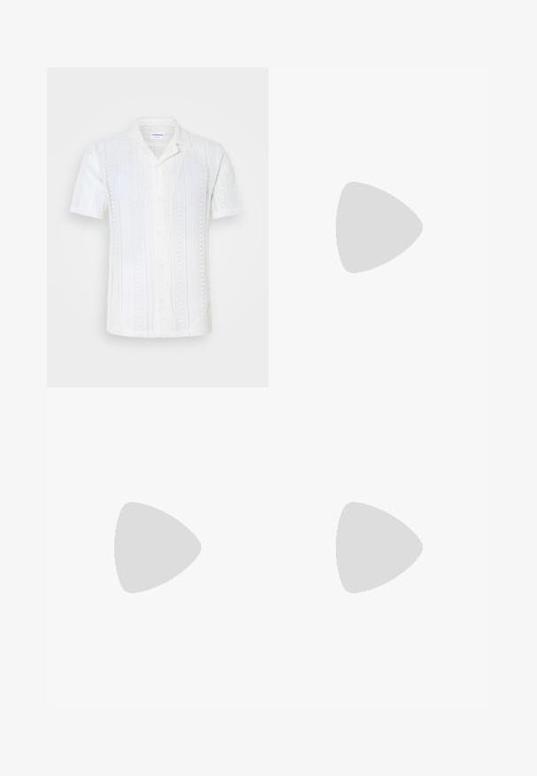 Camicia bianca a maniche corte realizzata in tessuto a maglia testurizzata. Presenta un colletto a camicia, chiusura con bottoni e un motivo a righe verticali.; Pantaloni beige a vita alta con taglio dritto, dotati di una parte frontale liscia, tasche laterali e un tessuto morbido e testurizzato.; Mocassino in pelle nera con finitura liscia, caratterizzato da un design cucito e da un accento decorativo in catena metallica sul vamp. Tacco piatto.; Occhiali da sole tartarugati con montatura rettangolare, lenti marroni sfumate e astine nere eleganti con accenti logotipo sottili.