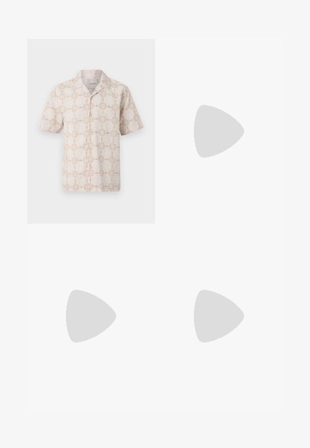 Μπλούζα κοντομάνικη σε ανοιχτό μπεζ με φλοράλ γεωμετρικό μοτίβο σε κρέμα. Διαθέτει γιακά point και χαλαρή γραμμή.; Καφέ βαμβακερό παντελόνι με ίσια γραμμή, διαθέτει κλείσιμο με κουμπί και θηλάκια ζώνης, λ�εία υφή χωρίς σχέδια ή διακοσμητικά στοιχεία.; Μαύρο σουέτ loafers με χαμηλό τακούνι, διαθέτοντας μία απλή ζώνη κατά μήκος του άνω μέρους και υφασμάτινη λεπτομέρεια στα πλάγια.; Καφέ δερμάτινη τσάντα φορητού υπολογιστή με υφή, διπλά επάνω χερούλια, ρυθμιζόμενο λουρί και δύο μπροστινές πόρπες για επιπλέον λεπτομέρεια.