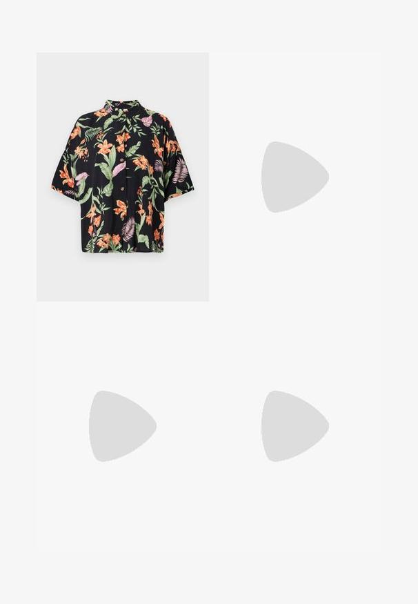Korte mouw, zwart bloemenoverhemd met levendige oranje en paarse bloemen en groene bladeren. Bevat vijf knopen en een kraag.; Zwart cropped t-shirt van katoen, met korte mouwen, een ronde halslijn en een klein wit logo op de linkerborst.; Wijdgesneden denim jeans van middelzware blauwe katoenstof. Bevat een klassieke vijf-pocket ontwerp en een ritssluiting met knoopsluiting.; Witte leren sneaker met beige suède accenten, geperforeerde neus, platte veters en een gestructureerde crèmekleurige zool. Heeft subtiele branding op de hak.