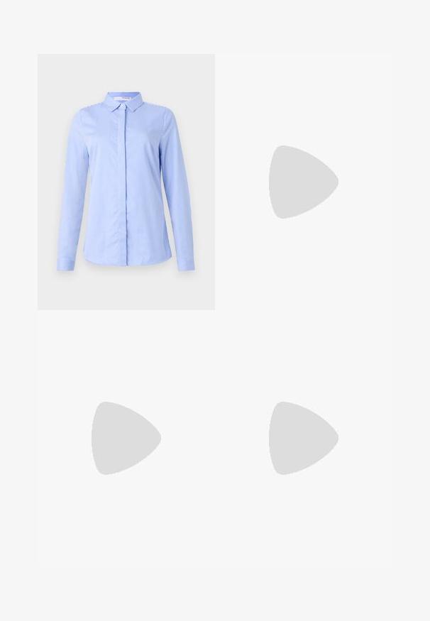 Camisa de manga longa com riscas azuis e brancas, com colarinho, apresentando um tecido suave e uma bainha curva.; Calças largas pretas, feitas de um tecido suave, com uma cintura clássica com fecho de botão e pregas frontais.; Botas de couro pretas até ao joelho com bico pontudo e salto quadrado. Textura suave com um design elegante e detalhes de costura mínimos.; Bolsa de ombro em pele preta com textura suave, forma curva, alça ajustável e fecho com zip. Design minimalista sem adornos.