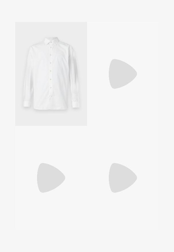 Biała koszula z długim rękawem z klasycznym kołnierzykiem, z przodem na guziki i subtelną strukturą, z zaokrąglonym dołem i guzikanimi mankietami.; Szary longsleeve henley z ribbowanej tkaniny, z trzema guzikami i okrągłym dekoltem, o lekko dopasowanym kroju.; Czarne spodnie o prostym kroju, wykonane z gładkiego materiału. Posiadają zakładki z przodu i pojedyncze zapięcie na guziki w pasie.; Czarny skórzany but z okrągłym noskiem, przeszywaną detalami, minimalnymi sznurówkami oraz grubą gumową podeszwą zapewniającą przyczepność i trwałość.