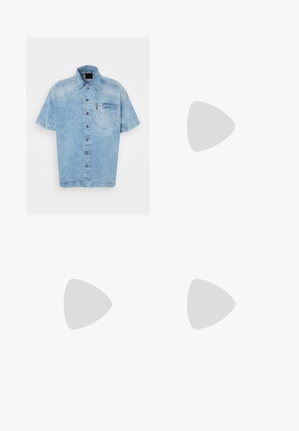 Camisa de mezclilla de manga corta en azul claro, con un cierre de botones en la parte delantera, cuello y un bolsillo en el pecho con cierre de cremallera. Textura ligeramente desgastada.; Camiseta de algodón blanca con cuello redondo, mangas cortas y un sutil logo en relieve en el pecho. La etiqueta interior tiene un acento naranja.; Pantalones de algodón azul claro con corte recto, cierre frontal con botón y bolsillos laterales. Textura suave y detalles de costura mínimos.; Zapatilla blanca de cuero con punta redondeada, diseño minimalista, cordones grises y suela de goma texturizada gris. Detalles de costura sutiles visibles.