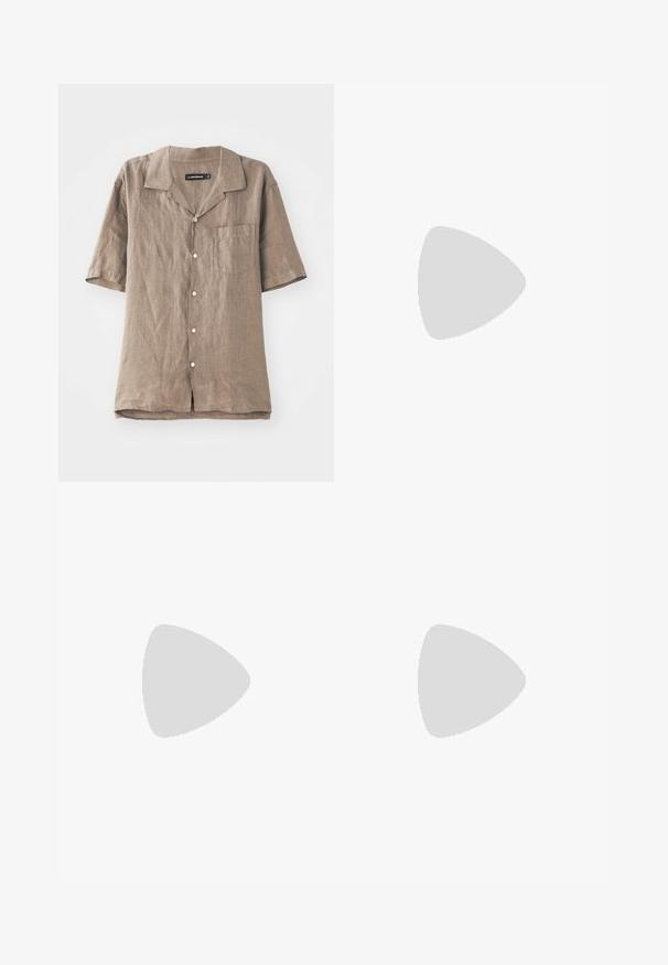 Lichtbruine linnen shirt met korte mouwen, een kraag, een borstzak en sluiting met knopen aan de voorkant. Zachte textuur met een natuurlijk weefpatroon.; Wijde blauwe denim jeans met een vervaagde was, vijf zakken en een knoopsluiting. Voorzien van riemlussen en gestikte details.; Bruine sandaal met twee banden en koperen gespen, kurken voetbed en rubberen zool. Strak ontwerp met verstelbare banden voor een goede pasvorm.; Tortoisekleurige zonnebril met vierkante montuur, heldere lenzen en slanke pootjes met een subtiele logo-detail. Matte en glanzende afwerking.