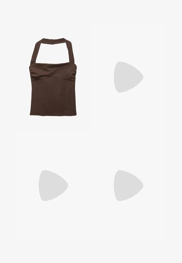 Brun halterneck-top med en strukturerad passform, med samlad tyg vid bysten och en mjuk textur. Inga synliga mönster eller utsmyckningar.; Ljusblå denimshorts med hög midja, fyra fickor och knappstängning. Har en klassisk rak benform och fransad nederkant.; Bruna platta sandaler i syntetiskt material med en flätad remdesign och en slät, platt sula. Ingen klack, minimalistisk estetik.; Guldmetallramade solglasögon med gröna tonade linser, oval form, svarta skalmar och klara näsaskar. Rent, minimalistiskt design.; En stapel med två ringar; den översta är bärnstenfärgad med virvlar, och den nedersta är ljusbeige; båda är släta och glansiga i resin.