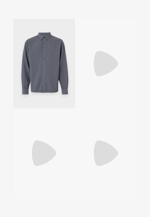 Grijze overhemd met lange mouwen, gemaakt van textuurstof, met een klassieke kraag en zes knopen aan de voorkant.; Lichtbeige losse broek met drie zakken, riemlussen en een recht model. Gemaakt van een zachte katoenmix.; Zwarte leren instappers met een ronde neus, voorzien van een gestikt ontwerp, een lage platformzool en een gestructureerde, grof rubberen buitenzool.; Zwarte zonnebril met een rechthoekige vorm, donkere lenzen, zilveren accenten bij de slapen en een matte afwerking op het montuur.