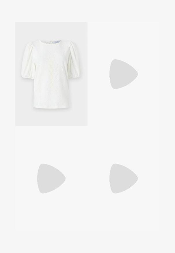 Hvid bluse med pufærmer, rund halsudskæring og øjenlågsmønster for tekstur. Detalje med nøglehulslukning bagpå tilføjer et subtilt designelement.; Sort plisseret nederdel med en glat tekstur, der har en ensfarvet sort talje og en præget logo-detalje foran.; Sort læder slingback-sko med spids tå og en slank, buet hæl. Har en diskret justerbar rem med en metalspænde.; Slangeprint håndtaske med et buet håndtag. Lavet af strukturerede, beige og brune materialer, med et karakteristisk diamantmønster.