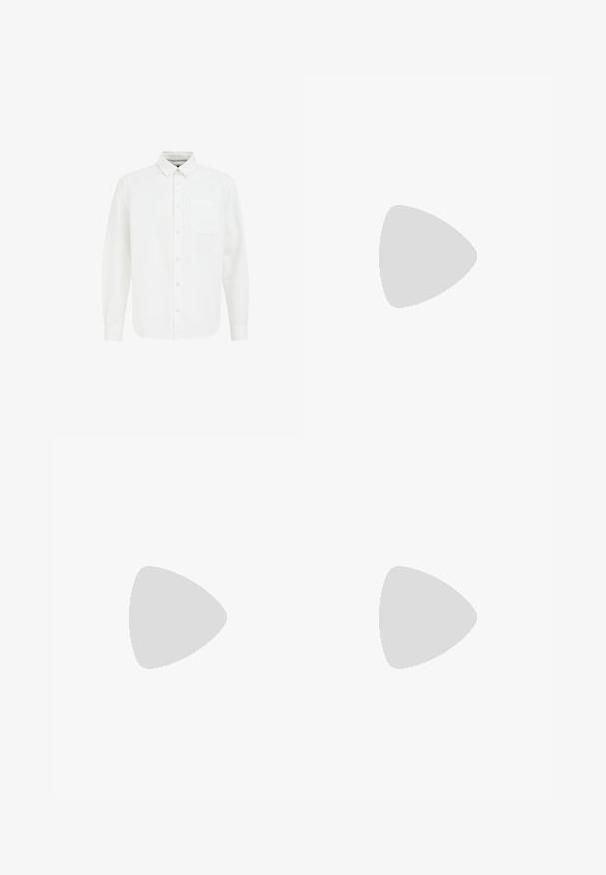 Bela srajca z dolgimi rokavi, s točkastim ovratnikom, sprednjim žepom in mehkimi bombažnimi materiali. Ima ravno obrobje in klasičen dizajn.; Bela športna majica Nike z svetlo modrim ovratnikom, robovi rokavov in črtami na ramenih, ki ima majhen modri Nike znak na prsih.; Temno modri jeans kratke hlače ohlapnega kroja, z dvema zadnjima žeprakoma, kontrastnim šivanjem in ravnim krojem. ; Bela športna obutev z teksturiranim mrežastim zgornjim delom, odsevni detajli in oblazinjen podplat. Oznaka znanega blagovne znamke je vidna na strani.