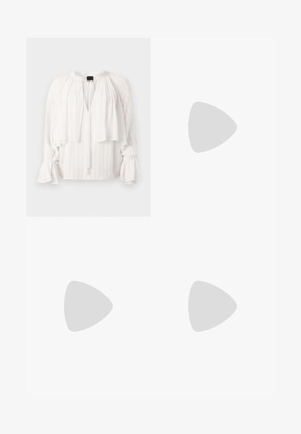 Blusa bianca con design plissettato, scollatura a V e parte frontale a strati. Presenta maniche lunghe a sbuffo con polsini arricciati e dettaglio con laccio a frangia.; Jeans a palazzo di colore blu chiaro realizzati in denim, con vita alta, tasche e orli sfilacciati. Il tessuto presenta un lavaggio sbiadito e una texture sottile.; Scarpa nera in pelle con tacco alto, punta affusolata, cinturino alla caviglia e tacco sottile. Texture liscia con un accento dorato alla base del tacco.; Calvin Klein PAPER BAG CROSSBODY  - Borsa a tracolla - antique white