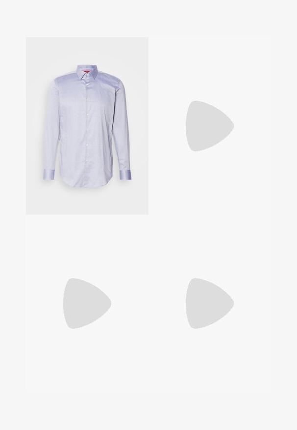 HUGO KOEY - Svečana košulja - dark blue; Crne hlače od glatkog materijala, s ravnim krojem, prednjim džepovima, jednim dugmetom za kopčanje i bez vidljivih uzoraka.; Crne kožne cipele s glatkom površinom, okruglim vrhom i niskim, teksturiranim potplatom. Imaju vezanje i petni trak za lakše oblačenje.; Smeđa kožna putna torba s zatvaranjem na patentni zatvarač, dvostrukim ručkama, podesivim naramenicama i vidljivim teksturnim uzorcima na površini.