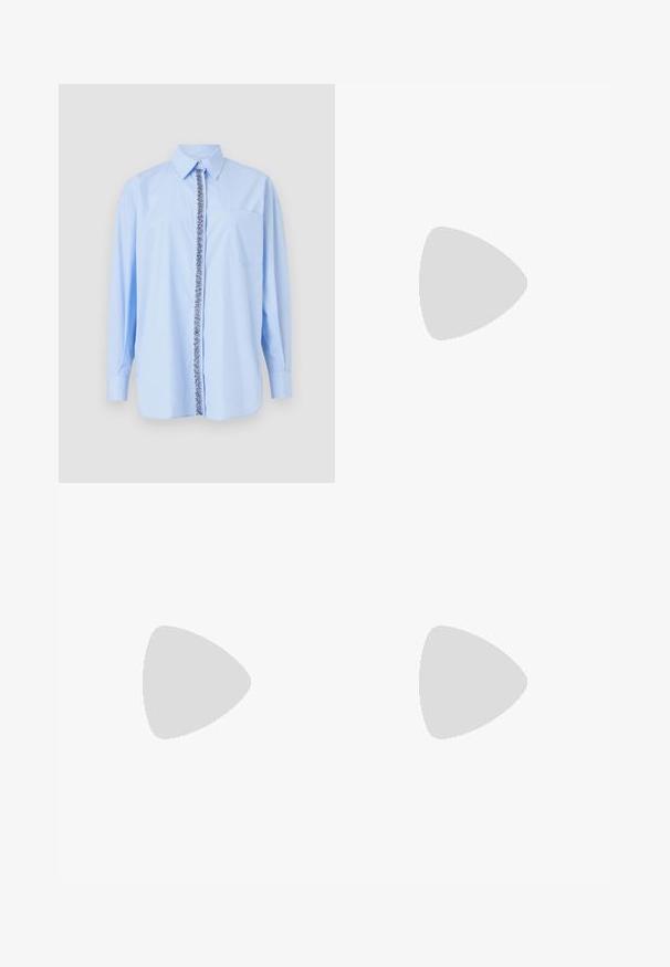 Lysblå langærmet skjorte med spids krave, frontlukning med blomstermønster og en lomme på venstre bryst. Glat stoftekstur.; Mørkeblå ribbet polo-shirt med spidse krave, korte ærmer og to forlommer med trykknapper; fremhævet med hvide søm detaljer.; Sorte denim flare jeans med høj talje, fem-pockets design og lukning fortil med fire metalknapper.; Sorte patenteret lædersko med firkantet tå, ankelrem med sølvhardware og flad sål. Glat tekstur med minimalistisk design.; Sort læder skuldertaske med frynse-detaljer, guldkæde skulderrem og udskåret håndtag. Har logo placeret på forsiden.