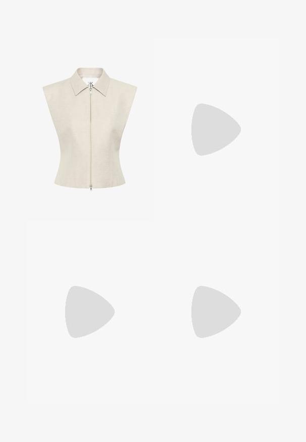 Top senza maniche beige con colletto a punta e chiusura frontale con zip. Realizzato in materiale testurizzato con una vestibilità su misura e dettagli di design minimali.; Shorts neri in tessuto elastico. Vita alta, texture liscia, lunghezza al ginocchio con cuciture lungo la parte anteriore e posteriore per una maggiore struttura.; Stivali in pelle neri al ginocchio con punta appuntita, fusto dritto e tacco alto a forma affusolata. Texture liscia con dettagli minimi.; Occhiali da sole con montatura grigia e trasparente, forma squadrata, lenti blu sfumate e dettagli metallici sulle tempie. Materiale leggero.; Borsa a mano in pelle nera con motivo a occhi impresso, forma strutturata, due manici superiori e dettagli metallici a forma di occhio.