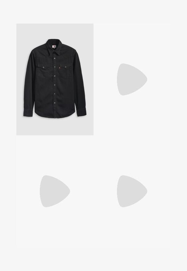 Camisa de ganga preta com fecho frontal de botões, dois bolsos no peito e gola pontiaguda com detalhes de costura visíveis.; Duas t-shirts de mangas curtas: uma branca e uma preta. Ambas feitas de algodão com um logótipo vermelho da Levi's no peito. Design simples de gola redonda.; Jeans de denim azul claro com um corte straight, cinco bolsos, fecho de botão e um desbotamento sutil por toda a peça.; Sneakers brancos de couro de cano baixo com biqueira perfurada, atacadores planos e design minimalista. Combinados com jeans de ganga de cor azul clara.