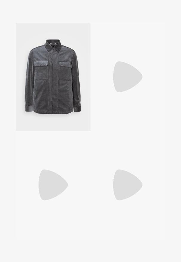 Camicia in corduroy a righe nere e grigie con colletto button-down, due tasche sul petto e maniche lunghe. Tessuto testurizzato con una finitura liscia.; Camicia bianca a maniche lunghe in cotone, con scollatura rotonda, logo nero "HUGO" sul lato sinistro del petto e una texture liscia.; Lacoste Pantaloni sportivi - hammam; Sneaker bianco con accenti verdi e suola in gomma nera. Presenta pannelli in rete e sintetici, con una finitura testurizzata e cuciture visibili.; Set di sette anelli in argento con diversi design, tra cui motivi attorcigliati, collegati e incisi. Diverse forme e larghezze.