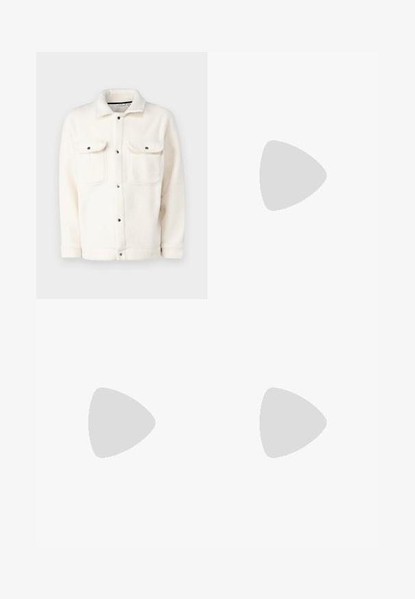 Chaqueta de forro polar en blanco roto con cierre de botones, dos bolsillos en el pecho y un cuello de camisa. Presenta una superficie texturizada y puños redondeados.; Pantalones negros de tela suave, con un diseño de pierna recta, dos pliegues frontales y una cintura estándar con trabillas para el cinturón.; Mocasín de cuero negro con un acabado suave, que cuenta con un diseño de costura y un acento decorativo de cadena de metal en el empeine. Tacón plano.; Guantes de cuero negro con una textura suave, cinco dedos y detalles de costura sutiles. Diseño clásico, adecuado para usar en clima frío.