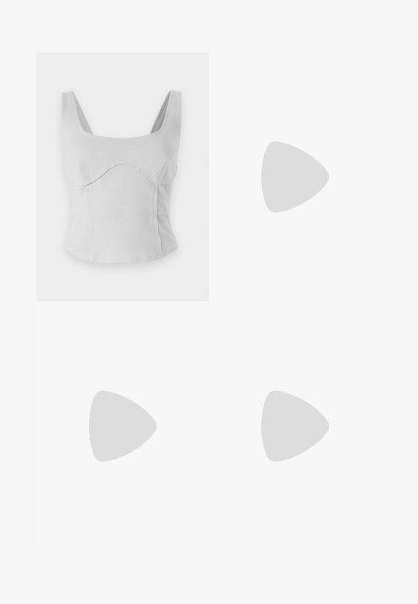 Sivý bavlnený crop top so štvorcovým výstrihom, širokými ramienkami a zakrivenými švami. Hladká textúra s priliehavým dizajnom a bez viditeľného kovania.; Béžové cargo nohavice so širokými nohavicami, elastickým pásom a bočnými vreckami. Hladká látka s jemným leskom, minimalistický dizajn.; Biele tenisky vyrobené z hladkého syntetického materiálu, so zaoblenou špičkou, šnurovací konštrukciou, plochou podrážkou a jemným perforovaným detailom.; Hnedá kožená taška s dvojitými uchami, so kontrastným prešívaním a priestranným dizajnom, ideálna na každodenné použitie.