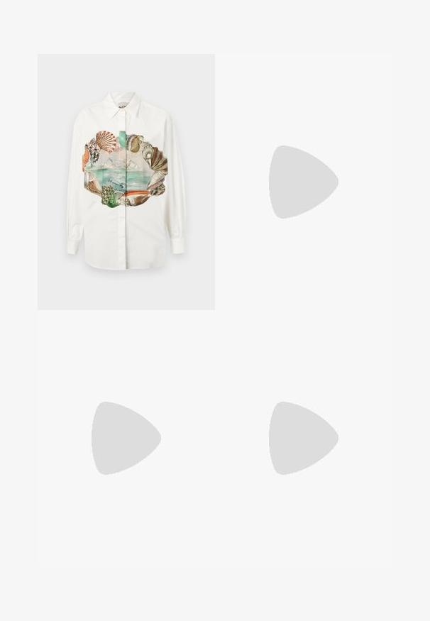 Weißes Button-up-Hemd mit einem detaillierten, bunten Muschel- und Meerlandschaftsdruck auf der Vorderseite. Aus glattem Stoff mit langen Ärmeln.; Schwarze knielange Shorts aus Baumwolle mit flachem Bund, Gürtelschlaufen und ohne sichtbare Taschen. Glatte Textur und taillierte Passform.; Schwarze Ledersandalen mit goldenen Schnallenakzenten, die mehrere Riemen und ein flaches Sohlendesign für das Tragen mit offenen Zehen bieten.; Schwarze Leder-Umhängetasche mit zwei vorderen Taschen, goldenen Schnallen, Reißverschluss und einem schmalen Tragegurt. Texturierte Oberfläche und kompakte rechteckige Form.