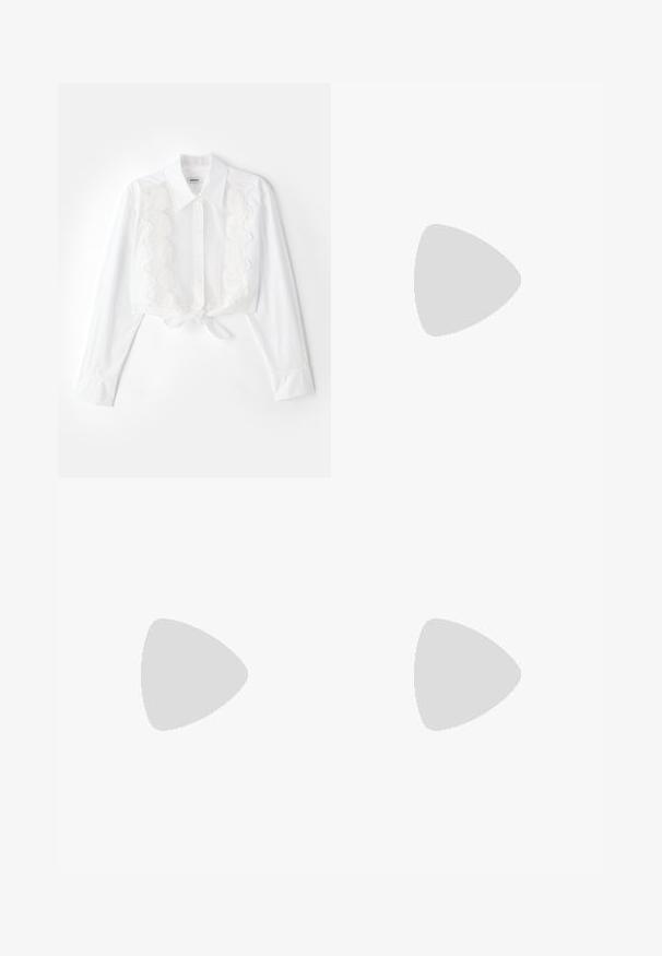Camisa blanca corta con cuello puntiagudo, cierre frontal de botones y detalles de encaje texturizado en el centro; hem atado en la cintura.; Falda negra con pliegues y acentos de hardware dorado. Presenta bolsillos laterales con detalles del logotipo, fabricada en material suave. Silueta en A.; Bailarina de piel negra con punta redondeada, textura suave, detalle de costura minimalista y diseño de suela flexible.; sandro JANET - Bolso de mano - noir