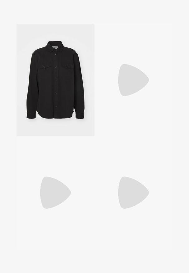 Chemise noire à manches longues, en tissu coton, col pointu, fermeture avant à boutons, deux poches poitrine avec boutons pression, ourlet droit, coupe décontractée.; Débardeurs noirs vendus par pack de trois. Texture côtelée, encolure ras du cou standard, sans manches. L'ourlet présente un petit logo de la marque en bas.; Pantalon à carreaux marron avec taille élastique et cordon de serrage. Le motif présente des carrés bleus et marron foncé, en tissu léger, avec une coupe ample.; Baskets noires en suède et cuir, avec un logo bleu et une semelle en caoutchouc marron. Associées à des chaussettes grises et un pantalon en velours côtelé.