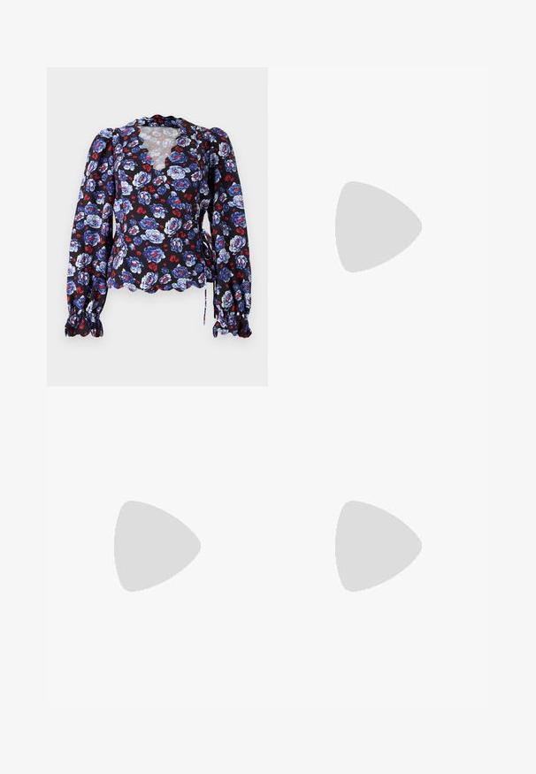 Sort bluse med blomsterprint i blå og røde farver, bølgede halsudskæring, lange puffærmer og bindebånd i taljen. Letvægtsstof.; Bredde ben blå jeans lavet af denim, med en let falmet finish, synlige sømme, to frontlommer og en knaplukning.; Sneaker med en blanding af creme, marineblå og ruskindsmaterialer, snørebåndsdesign, skrå syninger og en gummisål med godt greb.; Metallic sølv crossbody taske med geometrisk quiltet design, flad klap og justerbar skulderrem med sølv hardware detaljer.