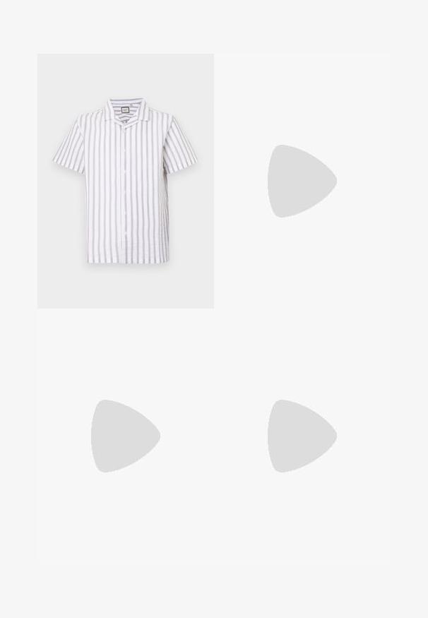 Camicia a maniche corte con bottoni, di colore bianco con sottili strisce verticali grigie, dotata di colletto camp e tessuto testurizzato. Cinque bottoni sulla parte anteriore.; Pantaloni neri a gamba larga con frontale plissettato, tasche laterali e una texture di tessuto liscia. Progettati per un fit comodo.; Mocassini in pelle nera presentano una suola in gomma zigrinata, dettagli cuciti e una frangia decorativa sulla parte anteriore per aggiungere texture.; Occhiali da sole neri con lenti rettangolari, montatura in plastica opaca e bordi dritti. Presentano il logo del marchio sulla parte interna del braccio.